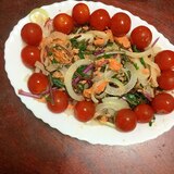 赤水菜と鮭の水煮缶と新玉ねぎのミニトマトサラダ！